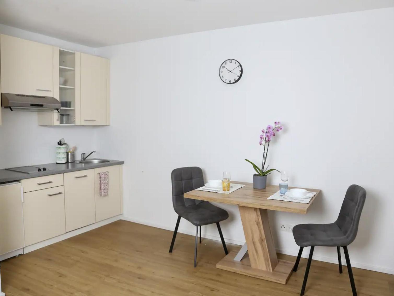 Urban Stays Apartments Wina Bagian luar foto