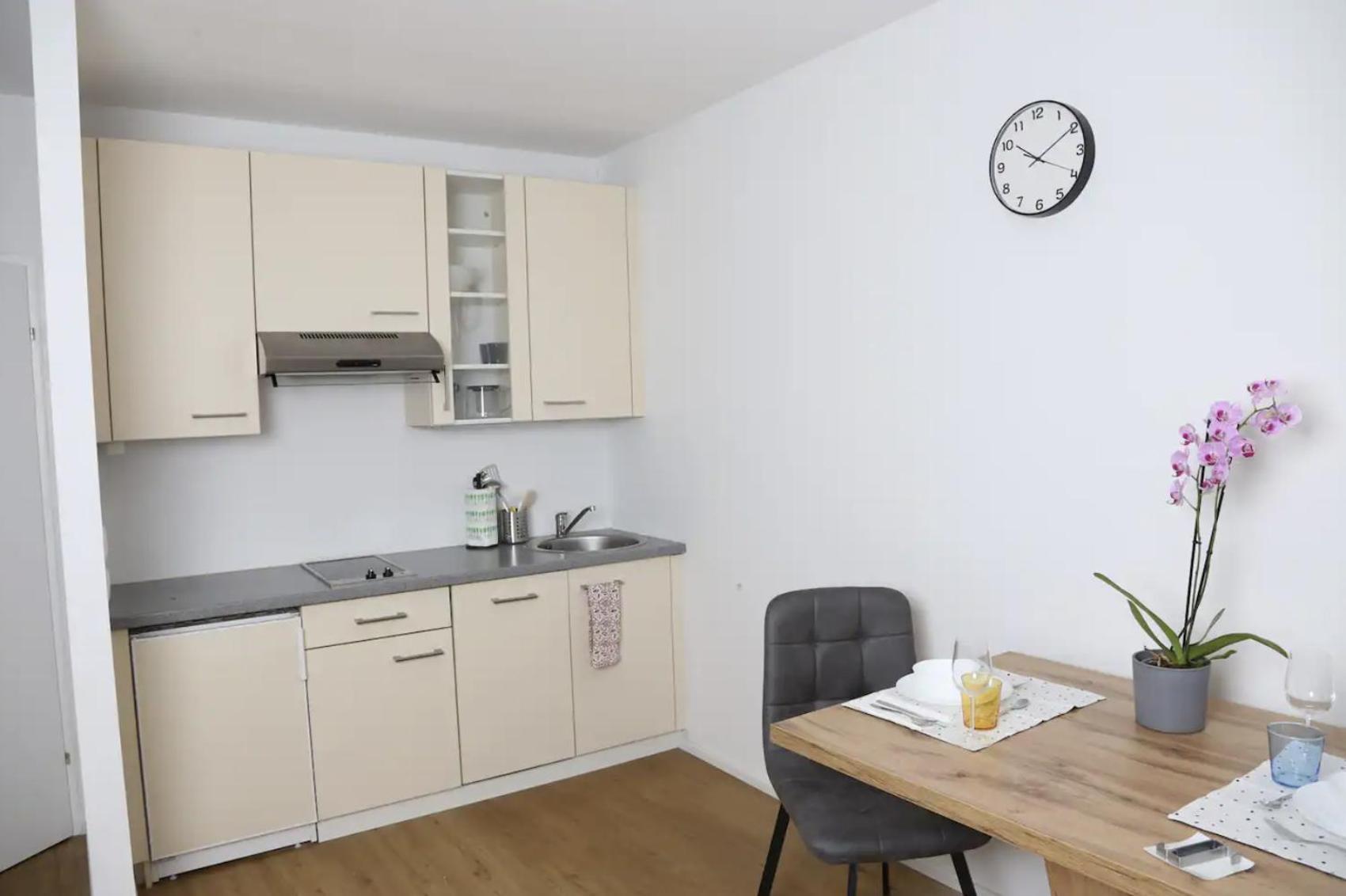 Urban Stays Apartments Wina Bagian luar foto